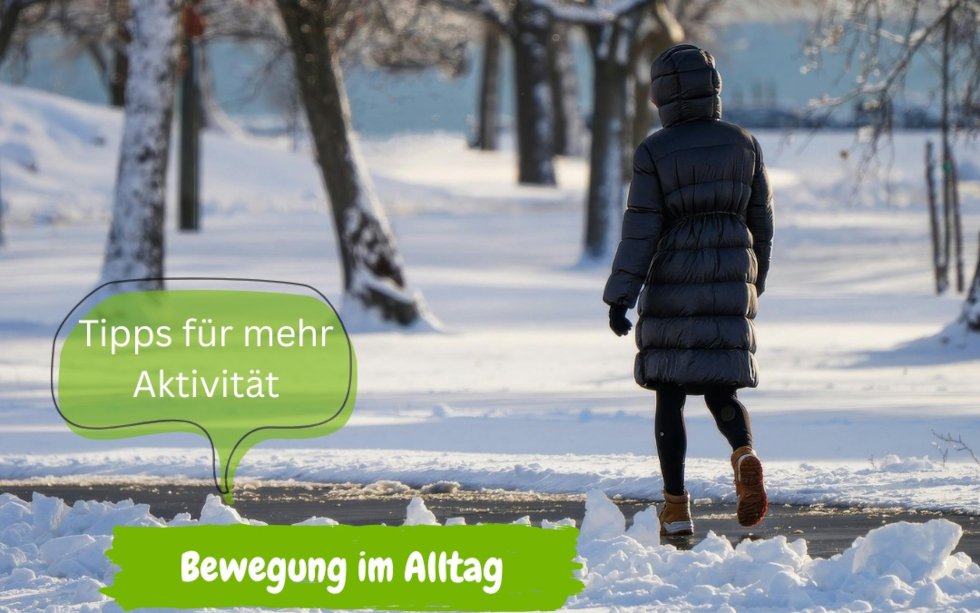 Bewegung im Alltag Eine Spaziergängerin von hinten gesehen in winterlicher Landschaft. Text: "Tipps für mehr Aktivität - Bewegung im Alltag"